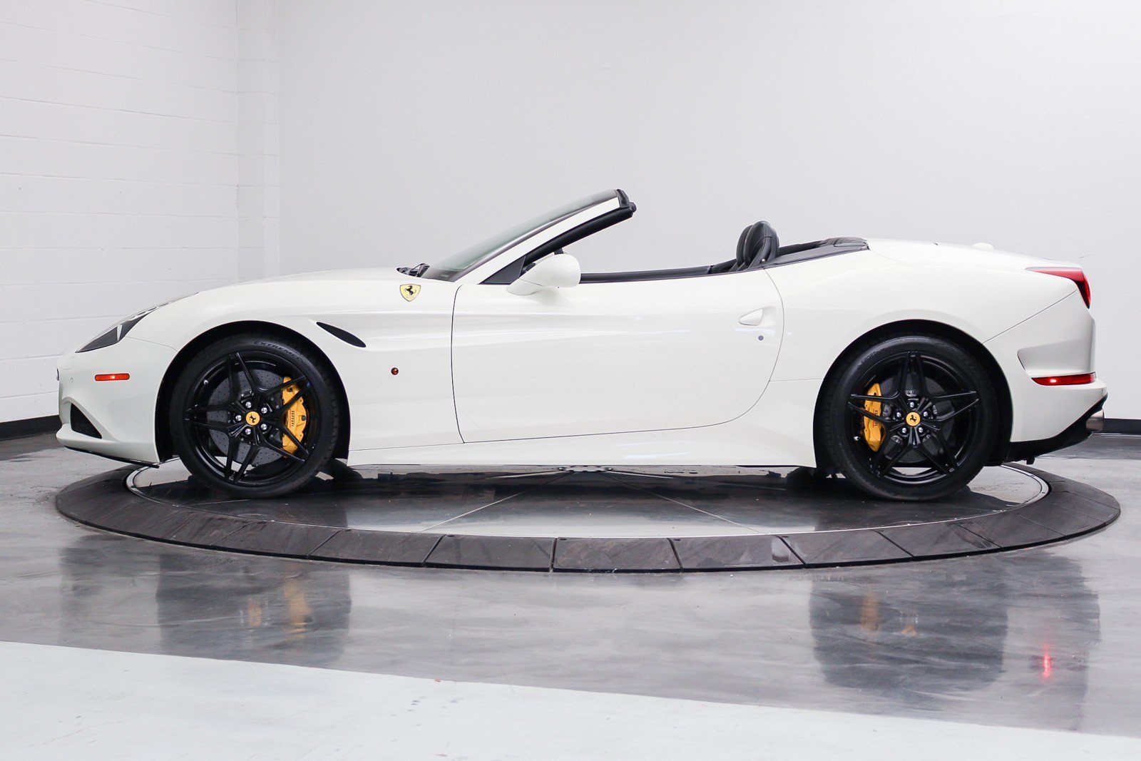 Used 2017 Ferrari California T RWD image 10