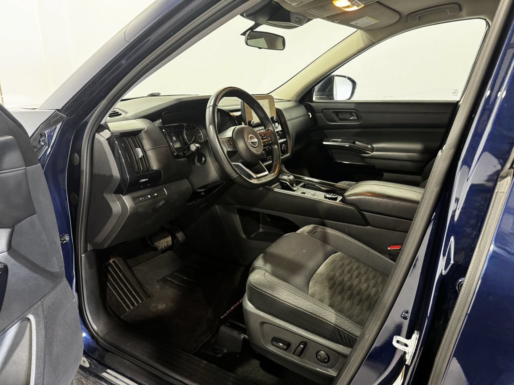 Used 2025 Nissan Pathfinder SV AWD/4WD image 16