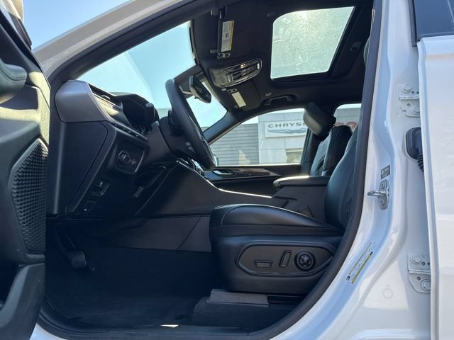 Used 2023 Jeep Grand Cherokee Altitude AWD/4WD image 14