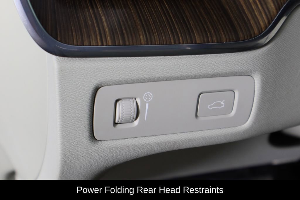 Used 2021 Volvo XC60 T5 Momentum w/ Premium Package image 19