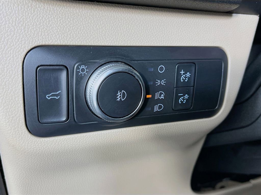 Used 2020 Ford Escape Titanium image 12