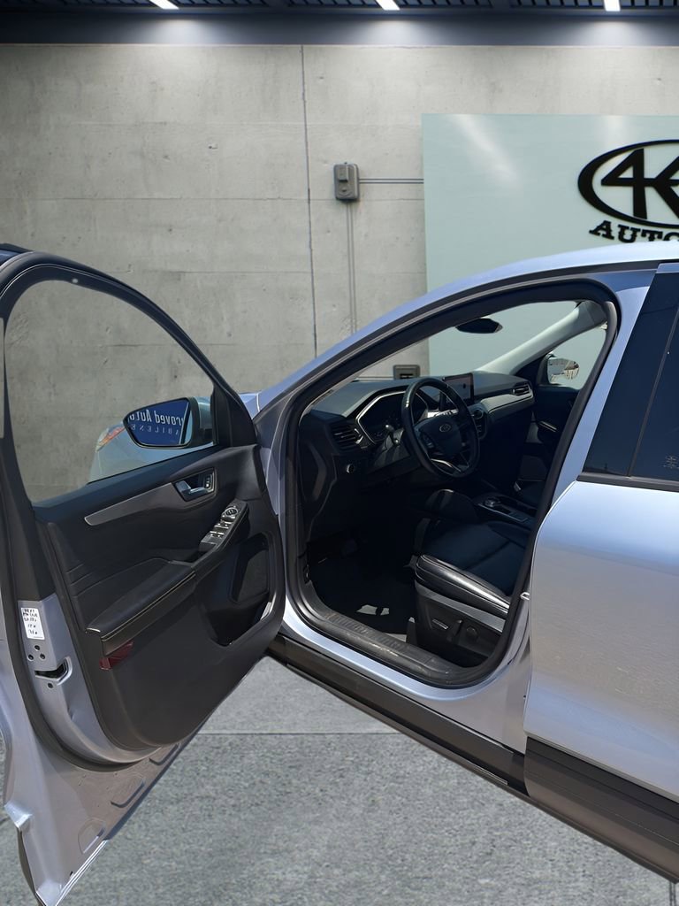 Used 2022 Ford Escape SEL FWD image 9