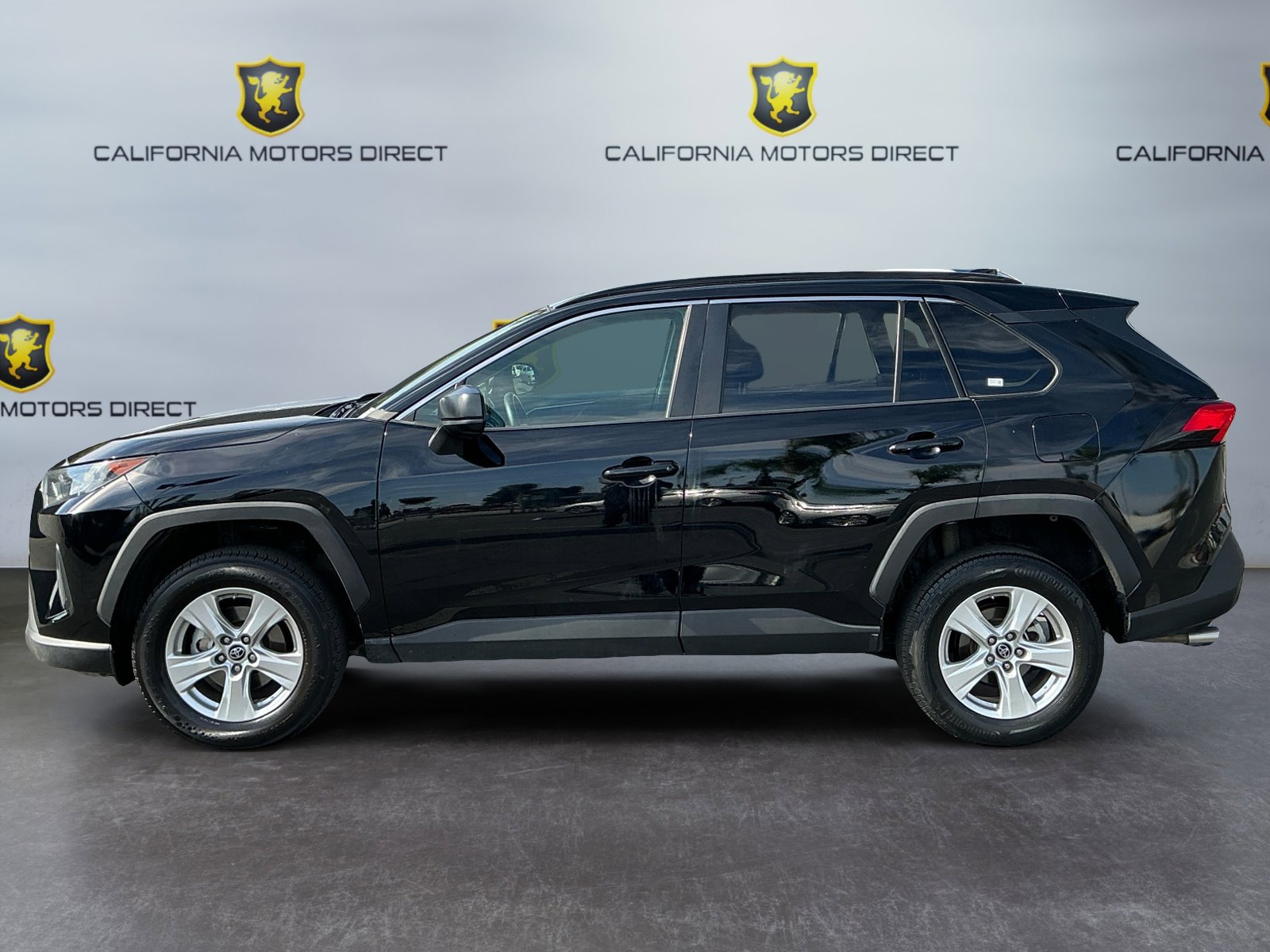 Used 2021 Toyota RAV4 LE image 2