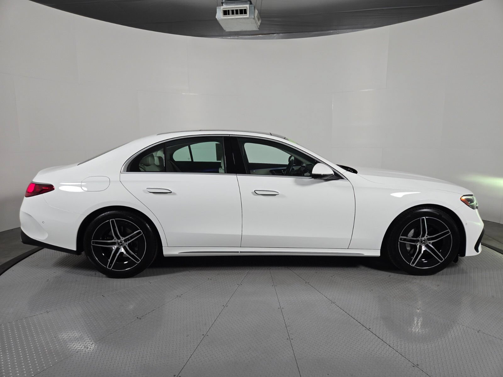 Used 2025 Mercedes-Benz E 350 Sedan image 3