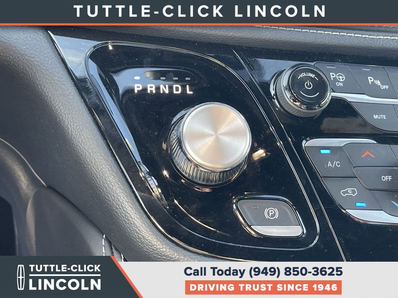 Used 2024 Chrysler Pacifica Limited w/ Uconnect Theater Family Group FWD image 19