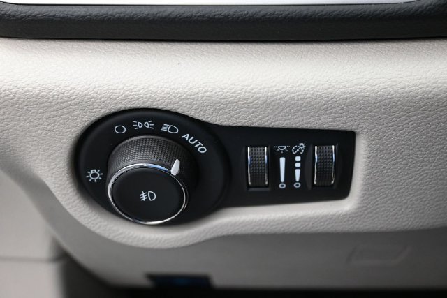 Used 2024 Chrysler Pacifica Touring-L FWD image 15