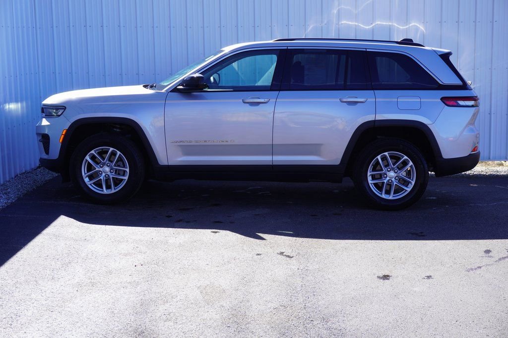 Used 2024 Jeep Grand Cherokee Laredo image 3