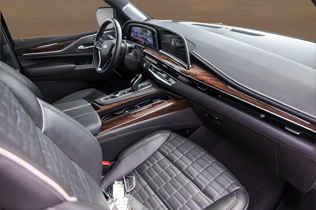 Used 2023 Cadillac Escalade Sport Platinum w/ LPO, ONYX Package image 32