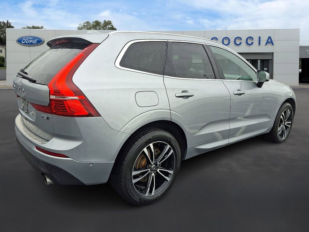 Used 2018 Volvo XC60 T5 Momentum w/ Vision Package AWD/4WD image 4