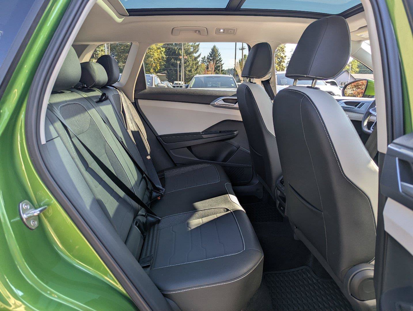 Used 2025 Volkswagen Taos SE w/ Panoramic Sunroof Package AWD/4WD image 32