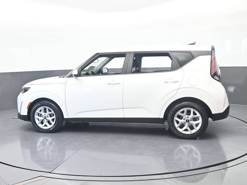 Used 2024 Kia Soul LX w/ Option Group 015 FWD image 3