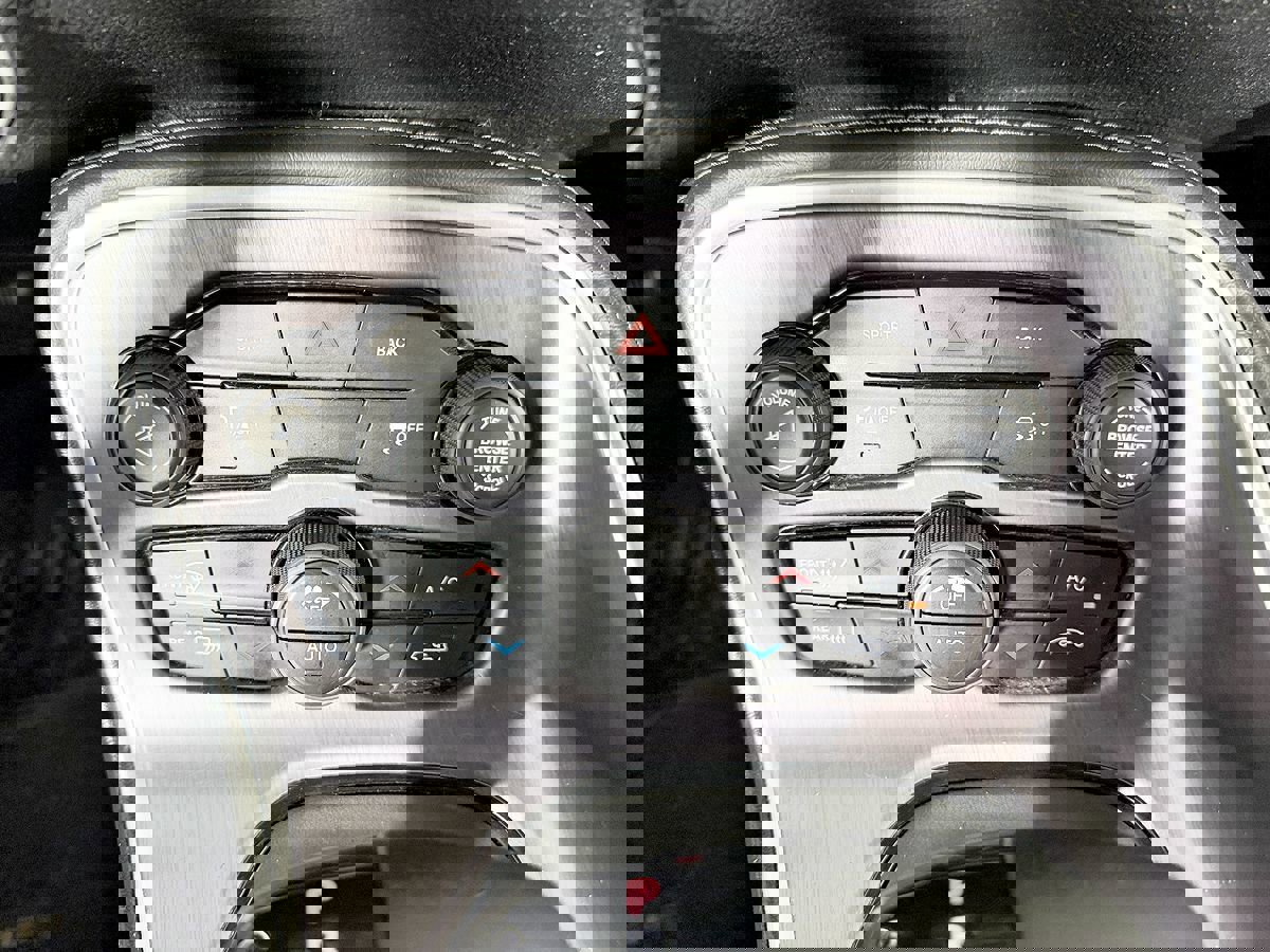 Used 2015 Dodge Challenger SXT w/ Driver Convenience Group RWD image 46