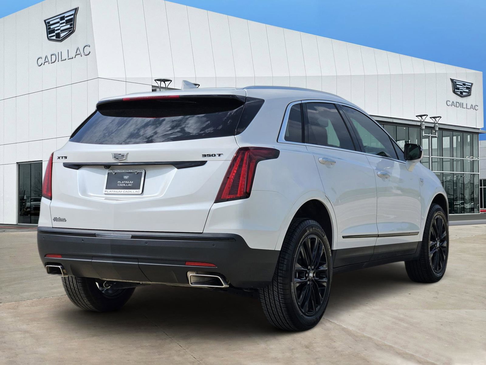 New 2026 Cadillac XT5 Luxury w/ LPO, ONYX Package FWD image 5