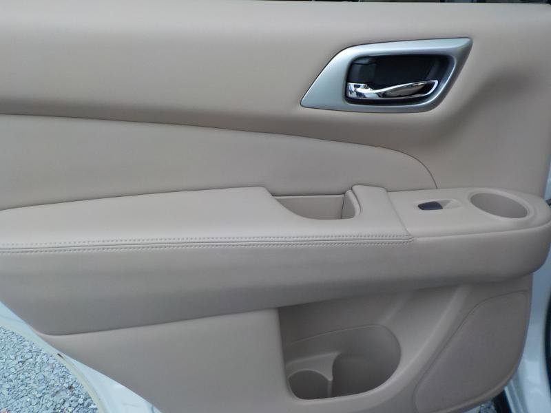 Used 2016 Nissan Pathfinder Platinum w/ Family Entertainment Package image 21
