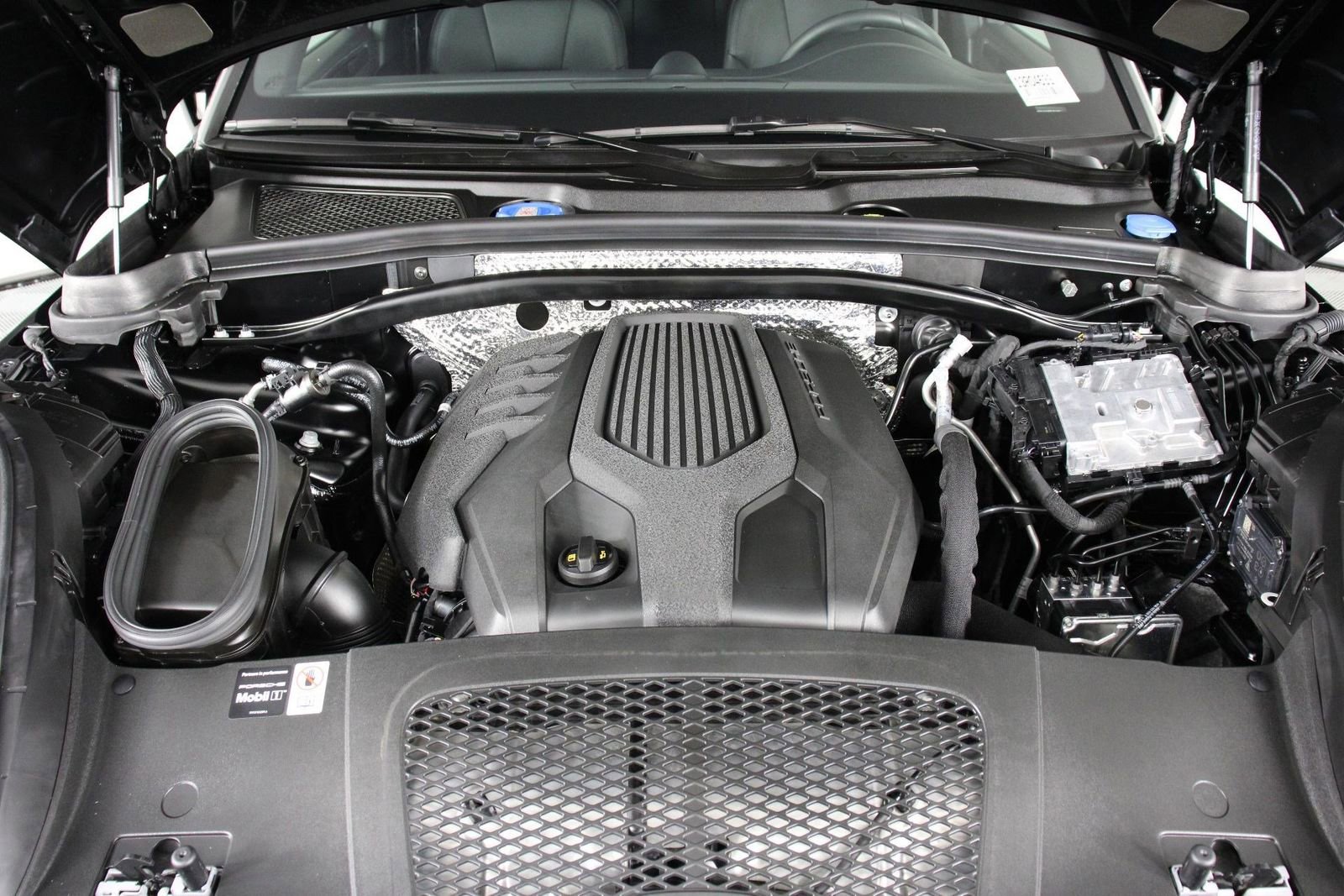 Certified 2025 Porsche Macan image 26