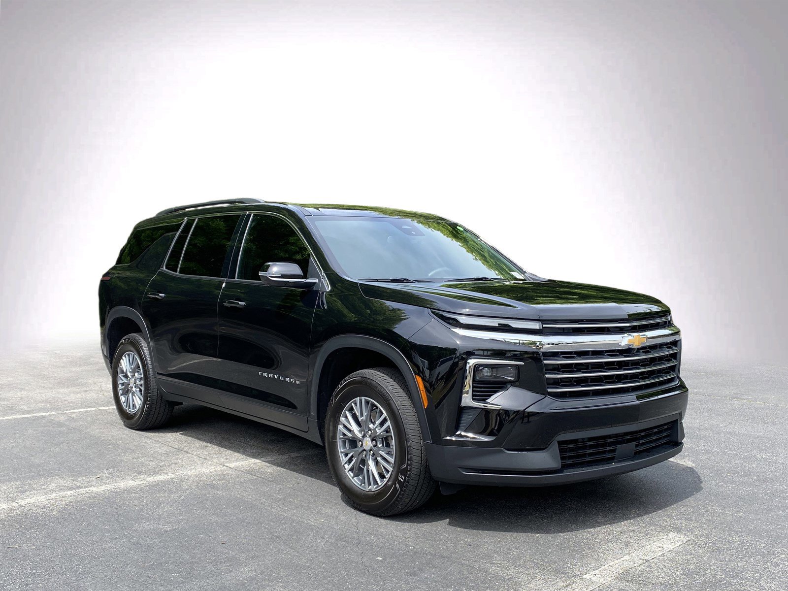 Used 2025 Chevrolet Traverse LT w/ Driver Confidence Package image 2