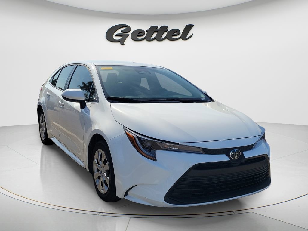 Used 2025 Toyota Corolla LE w/ Convenience Package FWD image 3