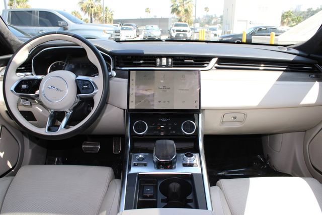 Used 2022 Jaguar XF SE image 10