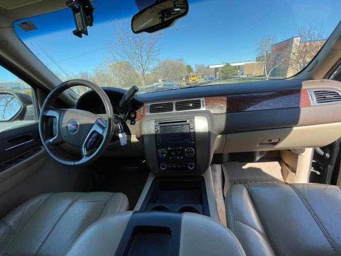 Used 2007 GMC Yukon XL SLT w/ SLT Preferred Equipment Group AWD/4WD image 31