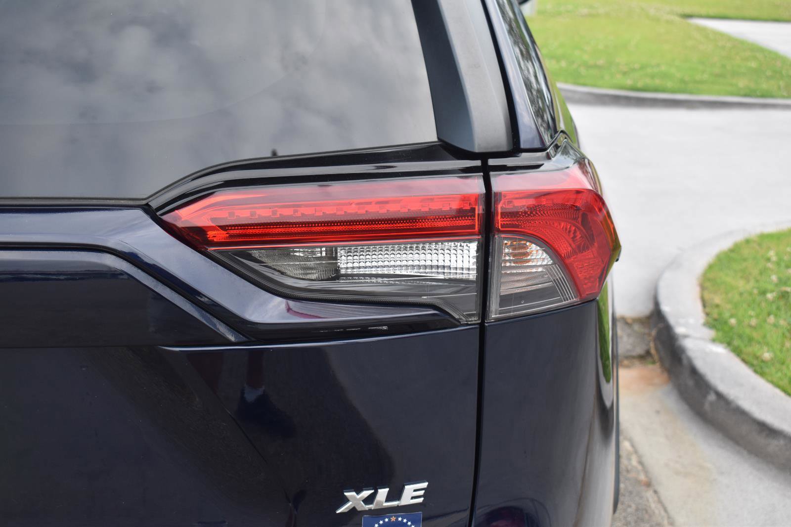 Used 2020 Toyota RAV4 XLE Premium FWD image 11
