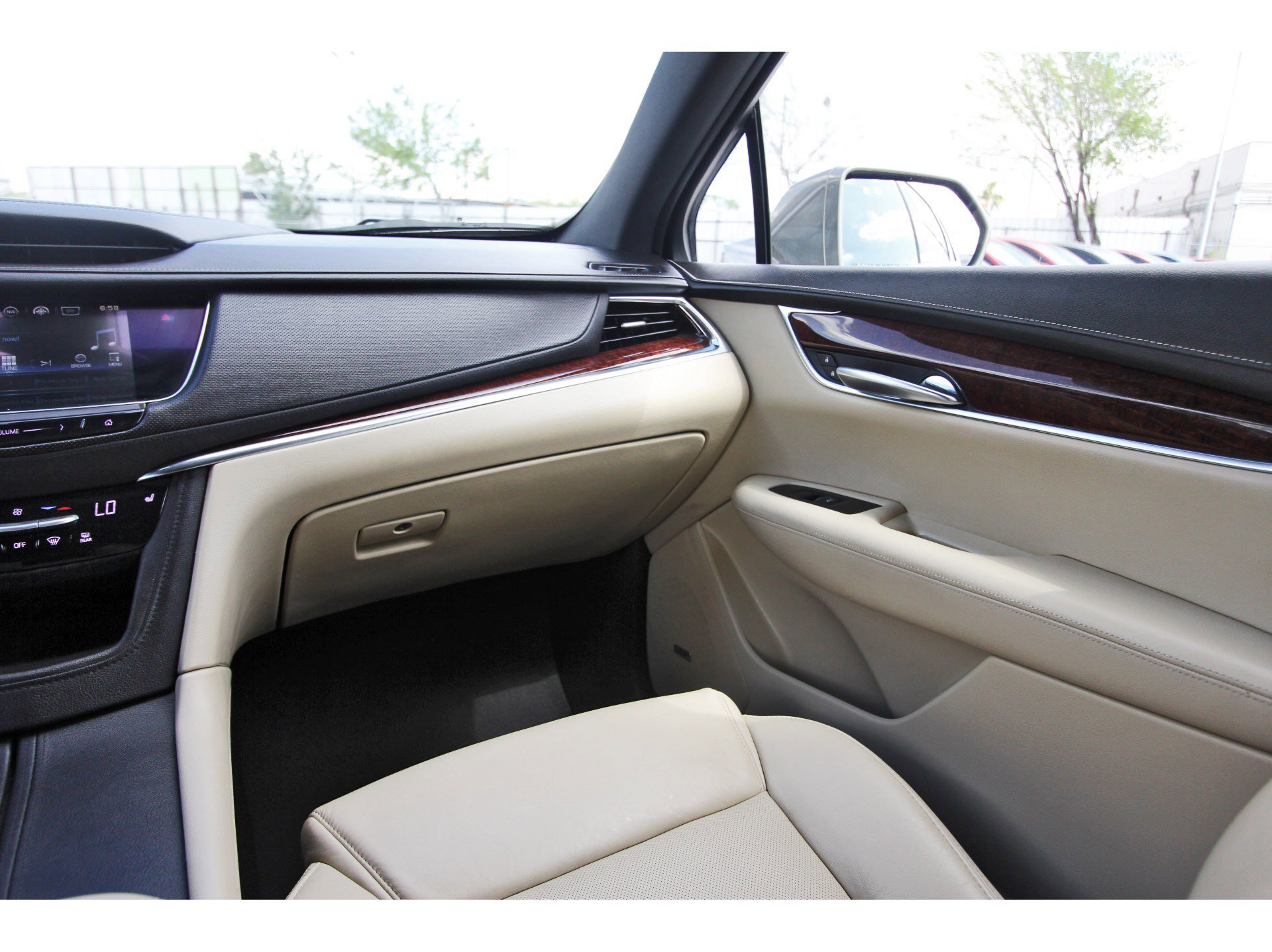 Used 2017 Cadillac XT5 Luxury w/ Driver Awareness Package image 12