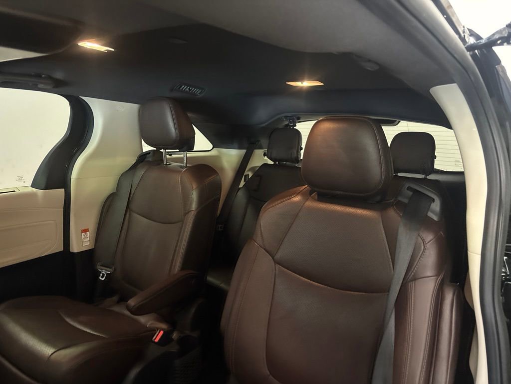 Used 2022 Toyota Sienna Platinum AWD/4WD image 14