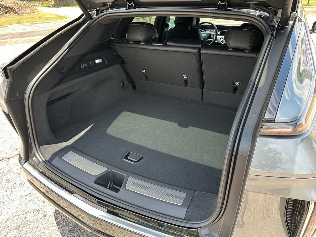 New 2025 Cadillac Lyriq Luxury image 18