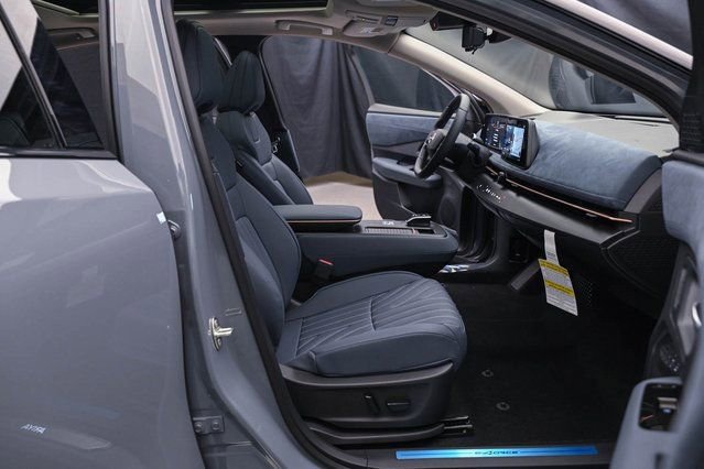 New 2025 Nissan Ariya Platinum image 16