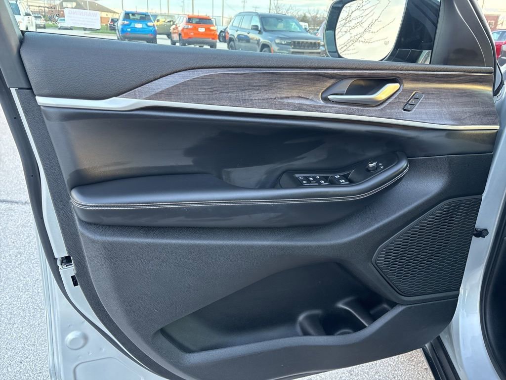 Certified 2024 Jeep Grand Cherokee Limited w/ Black Appearance Package image 8