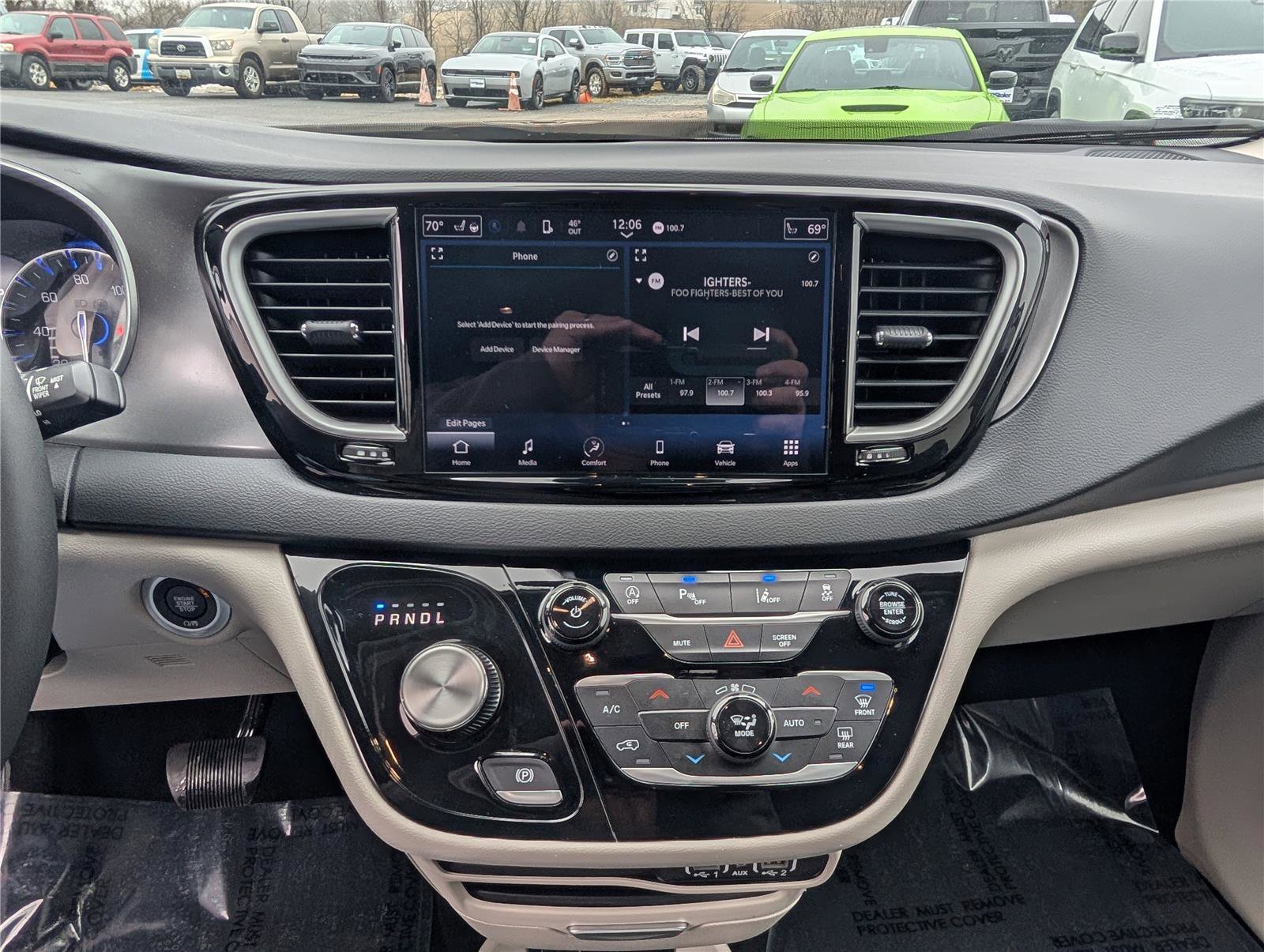 Used 2023 Chrysler Pacifica Touring-L image 18