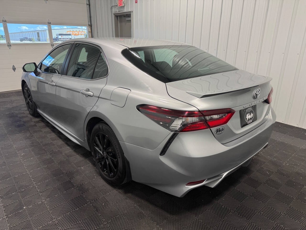 Used 2024 Toyota Camry SE FWD image 4