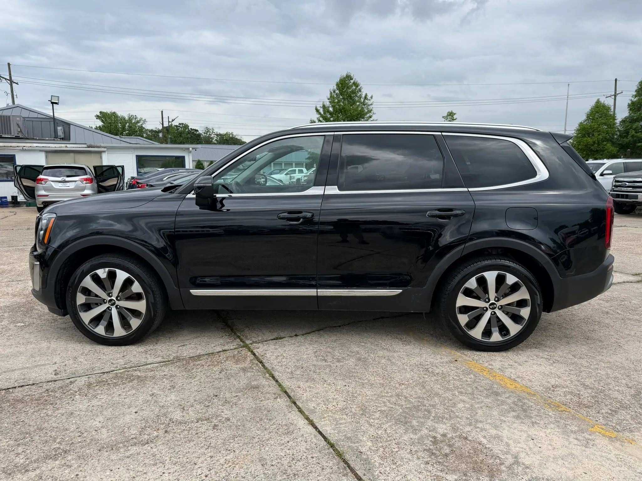 Used 2021 Kia Telluride EX w/ EX Premium Package FWD image 2