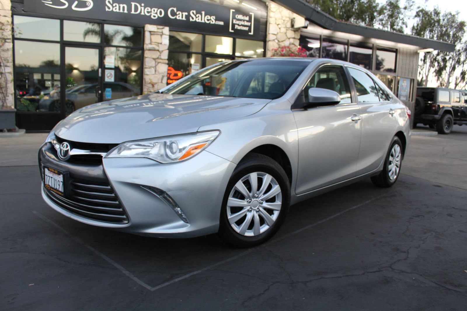 Used 2017 Toyota Camry LE FWD image 1