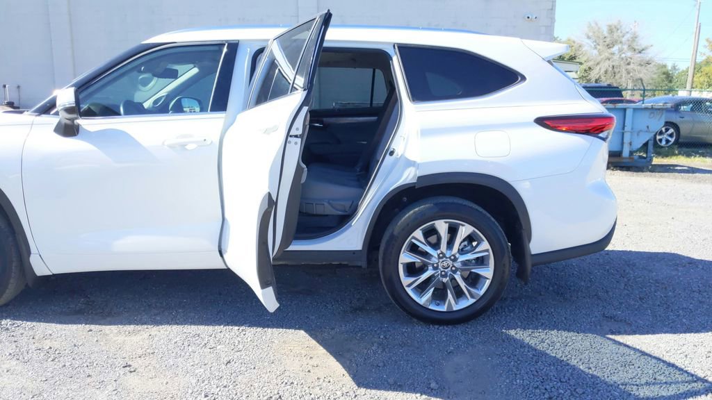 Used 2021 Toyota Highlander Limited image 30