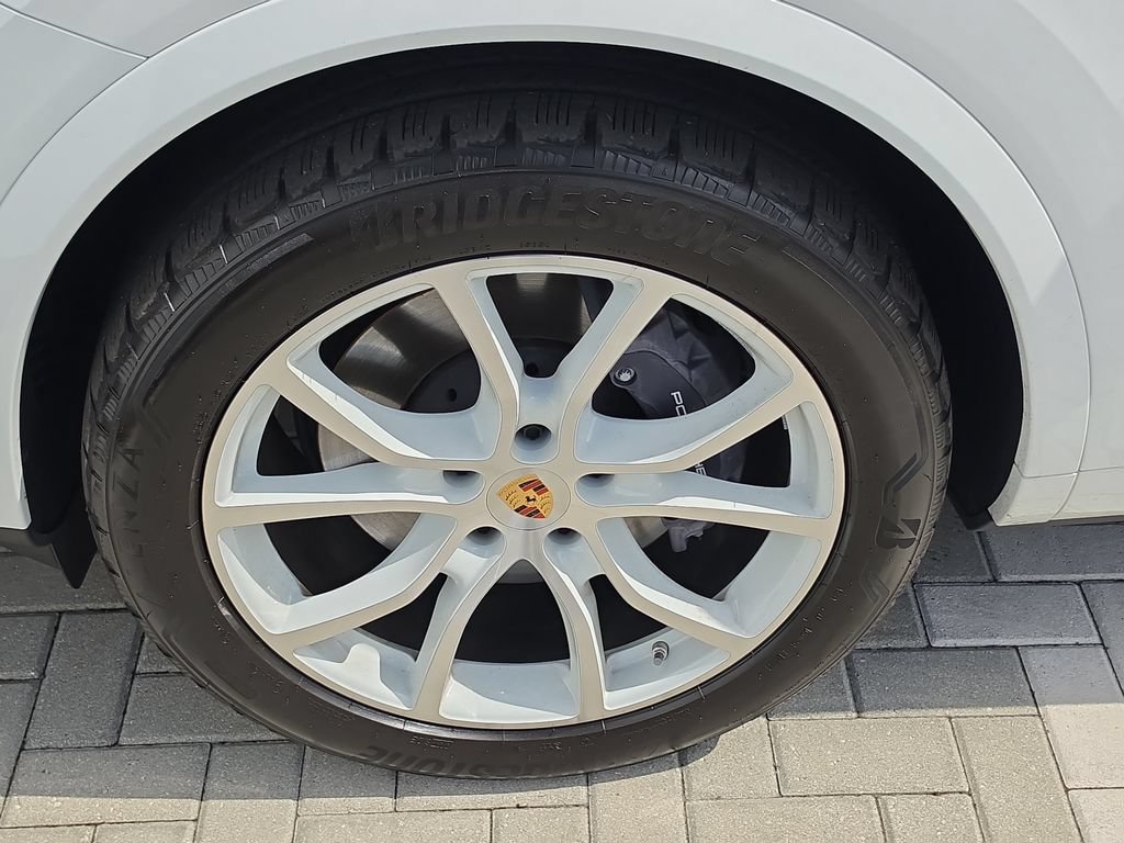 Used 2024 Porsche Cayenne AWD/4WD image 8