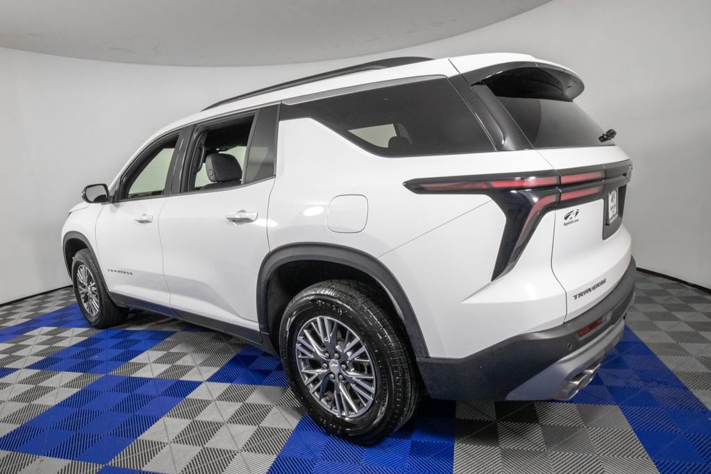 Used 2025 Chevrolet Traverse LT FWD image 8