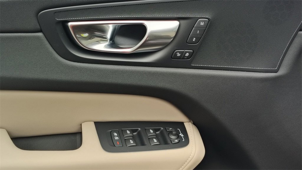 New 2026 Volvo XC60 B5 Plus w/ Climate Package image 9