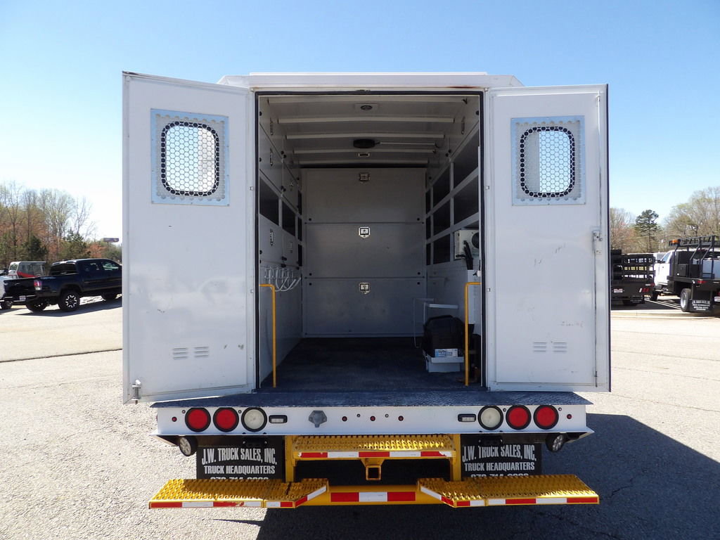 Used 2015 Ford F550 2WD Regular Cab Super Duty image 42