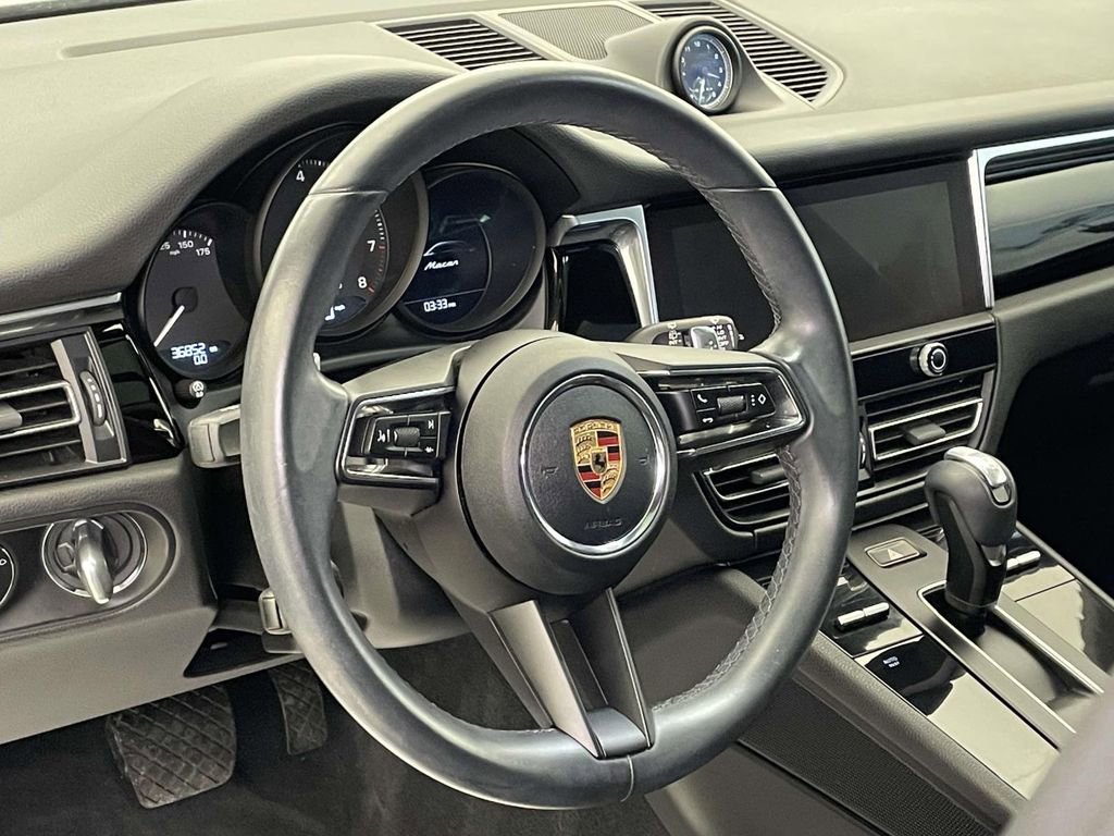 Certified 2022 Porsche Macan image 4
