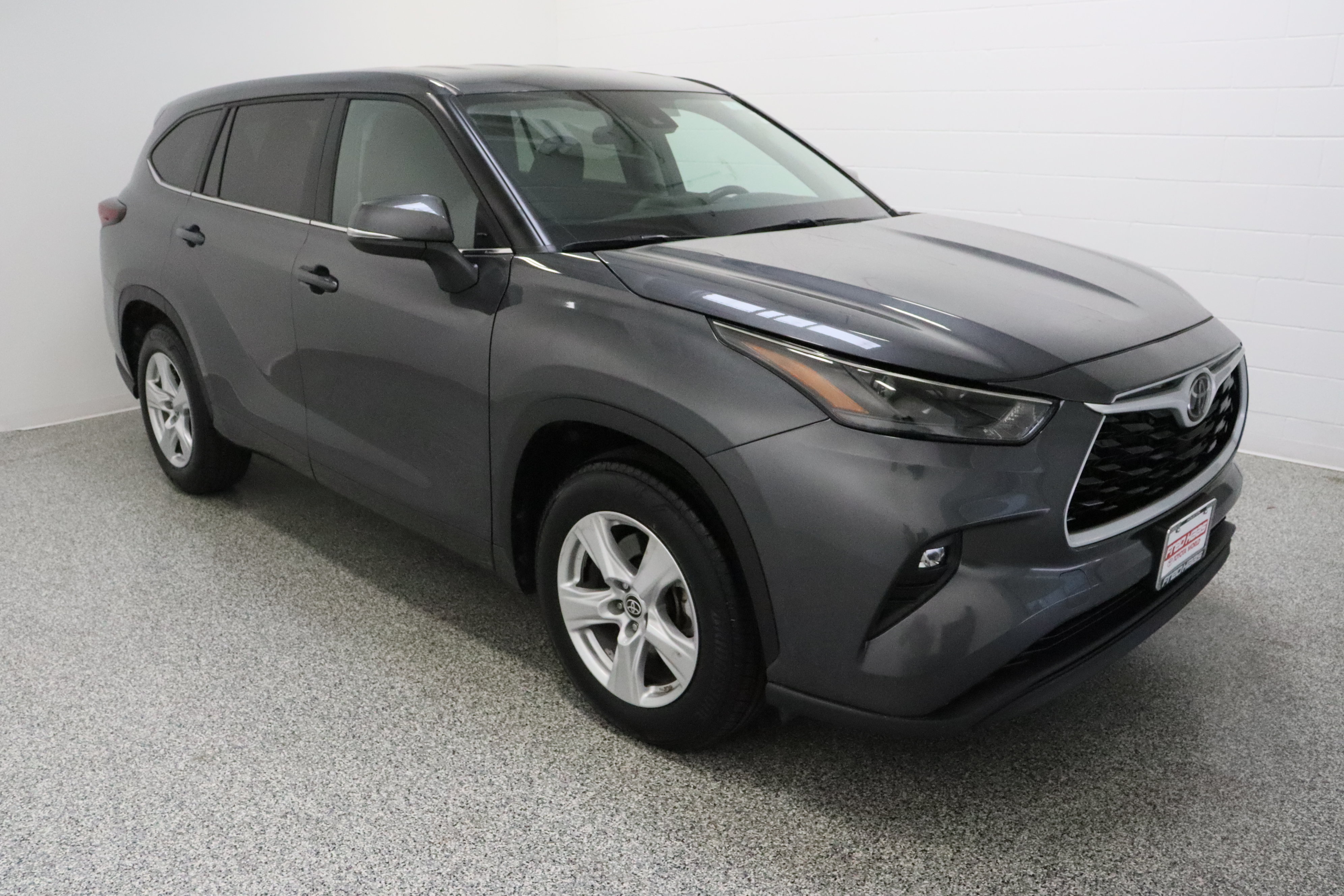 Used 2025 Toyota Highlander LE FWD image 4