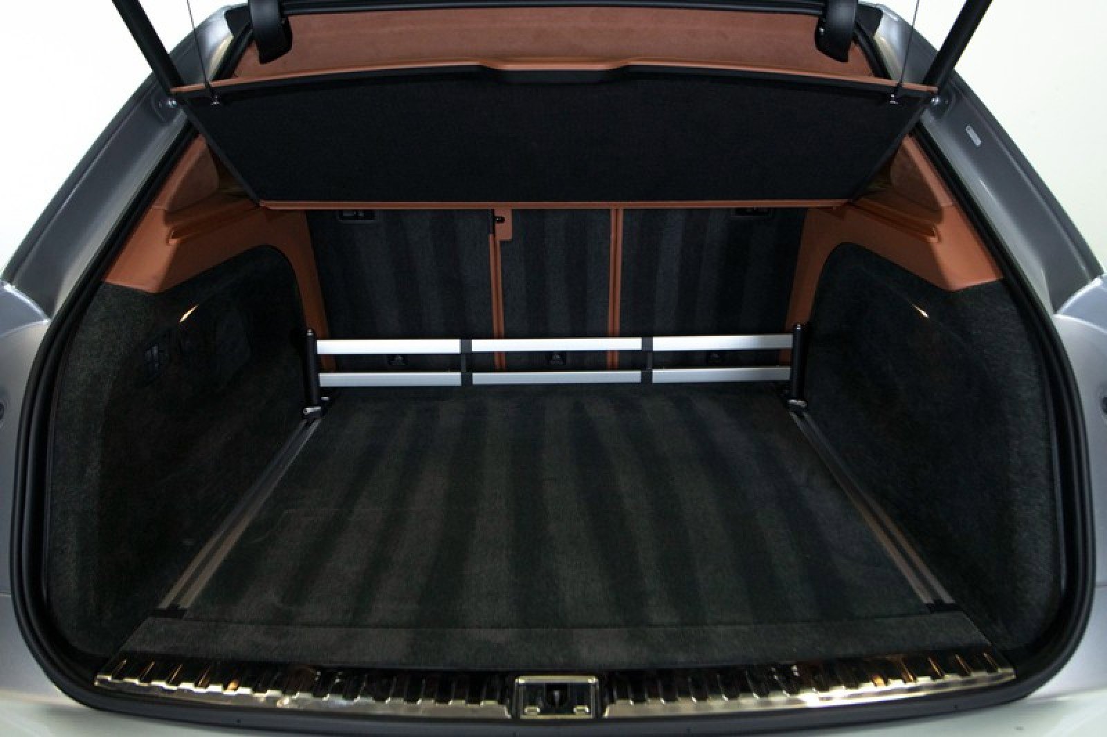Used 2023 Bentley Bentayga Plug-In Hybrid image 68