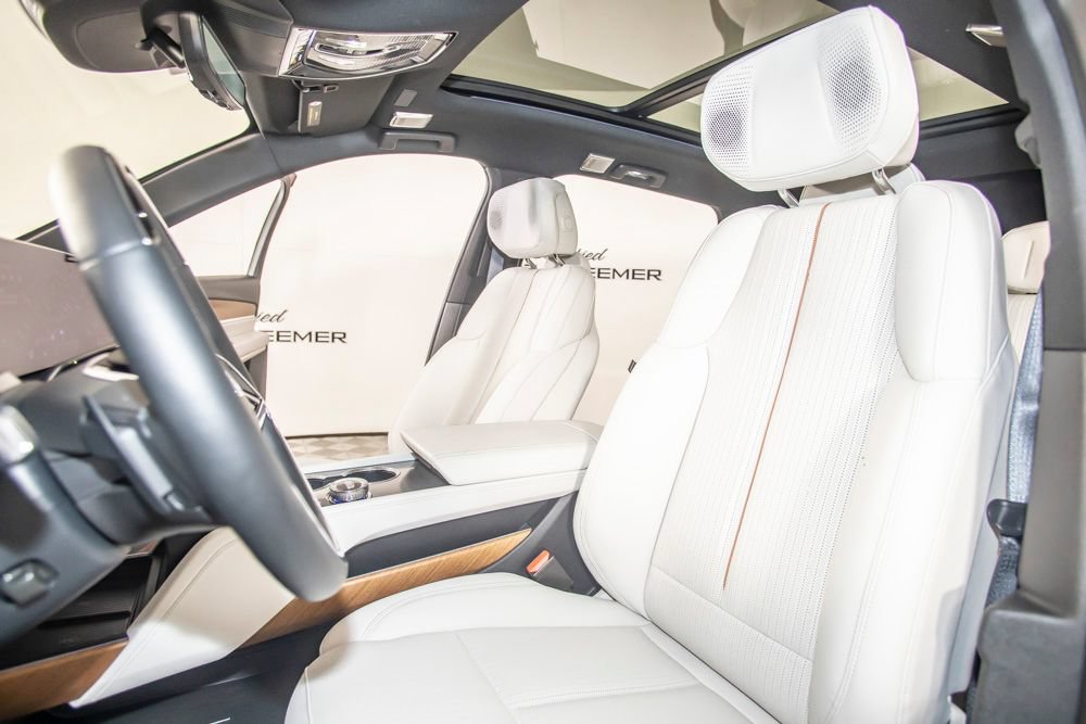 Used 2027 Cadillac Vistiq Sport w/ LPO, Floor Liner Package AWD/4WD image 14