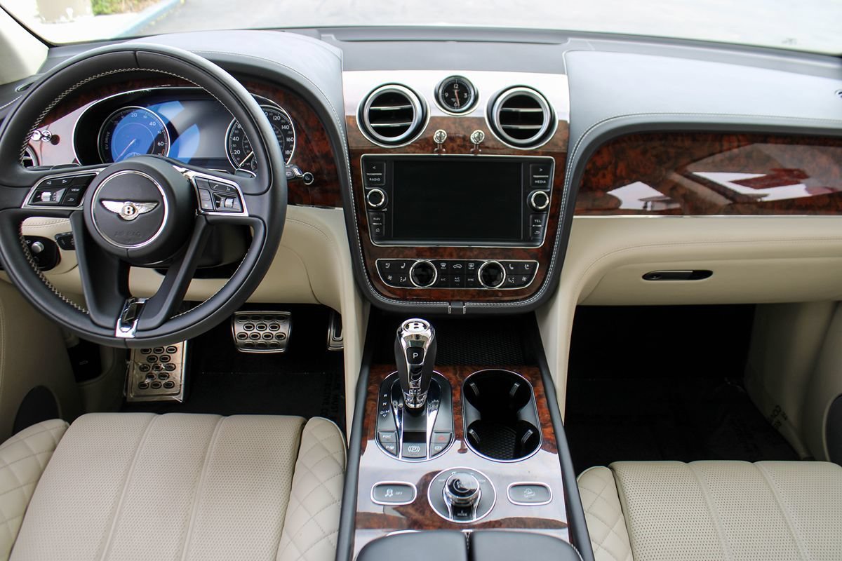Used 2020 Bentley Bentayga Plug-In Hybrid AWD/4WD image 12