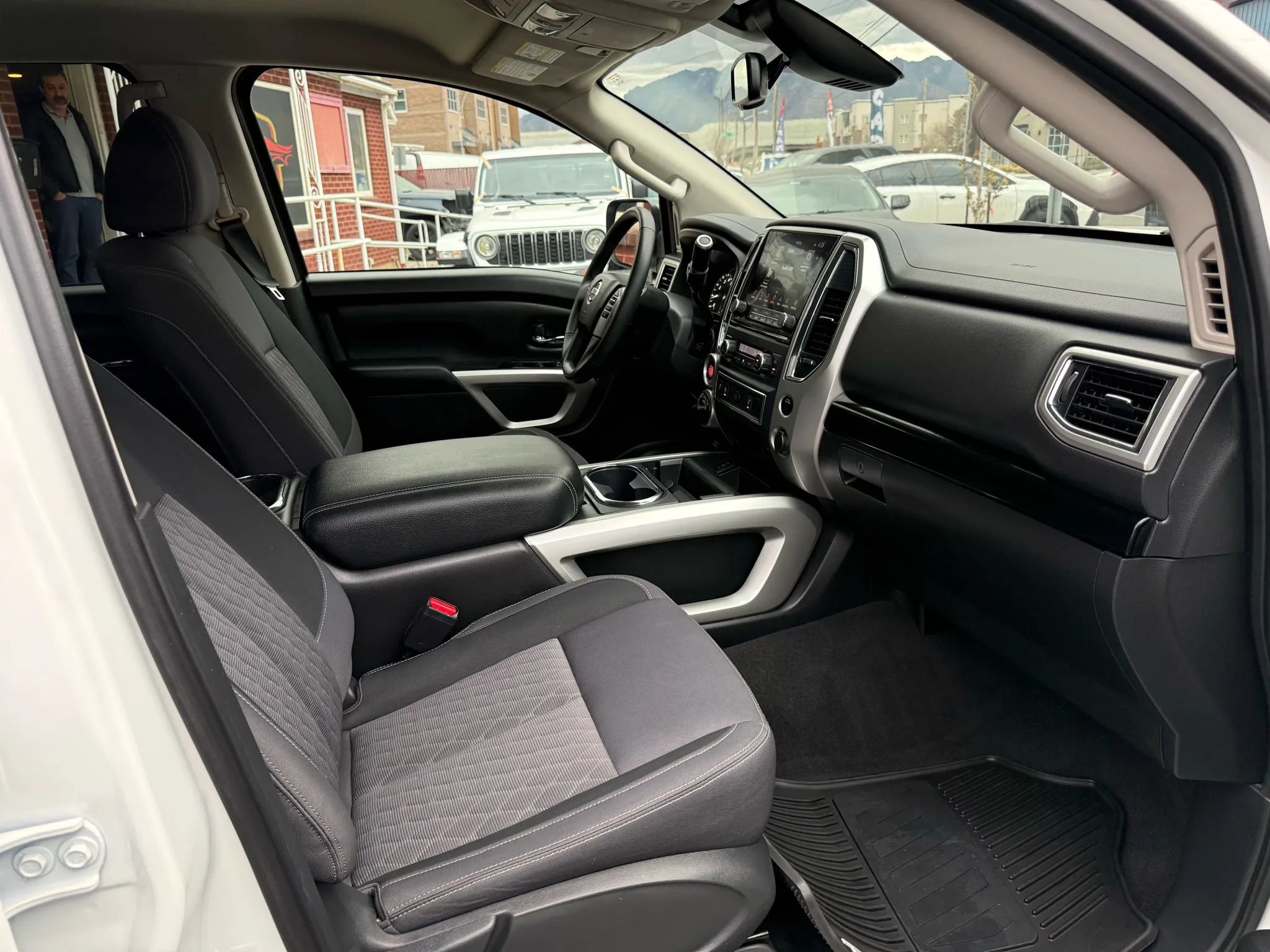 Used 2021 Nissan Titan SV w/ SV Convenience Package image 17