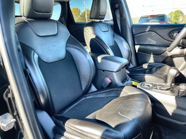 Used 2019 Jeep Cherokee Latitude Plus w/ Cold Weather Group AWD/4WD image 32