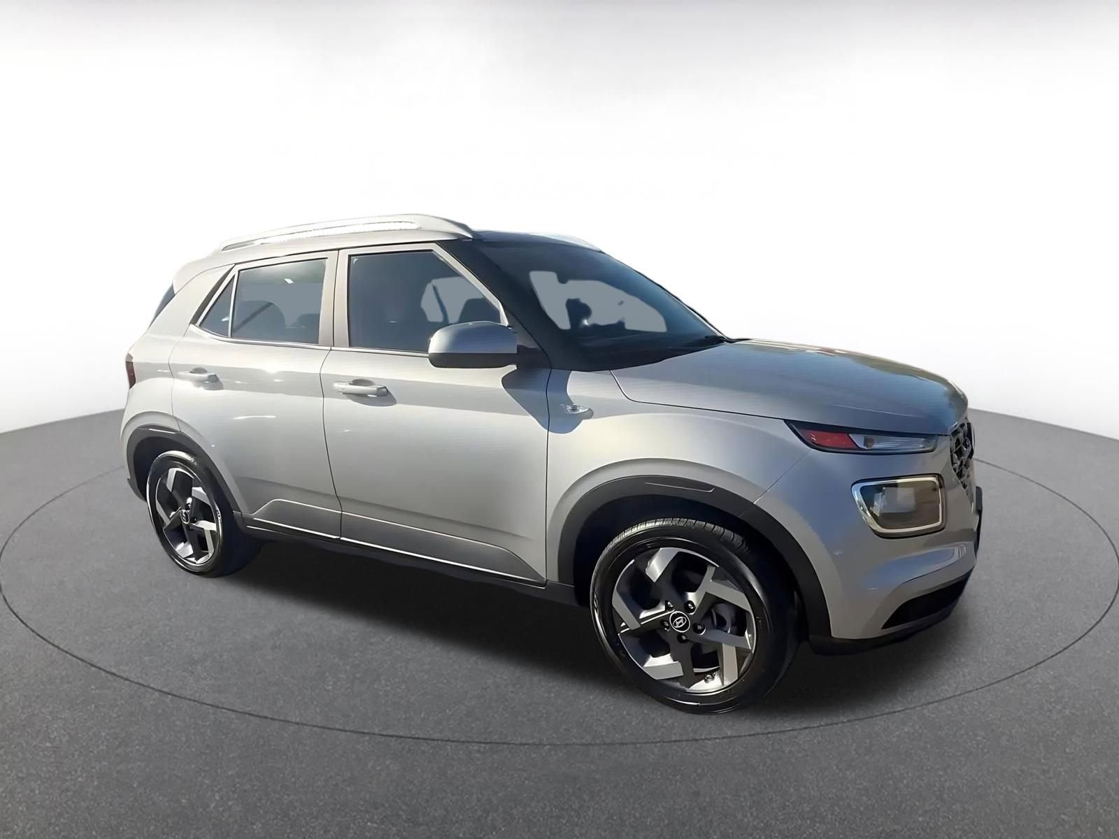 Used 2025 Hyundai Venue SEL image 2
