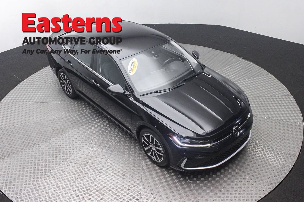 Used 2025 Volkswagen Jetta SE FWD image 3