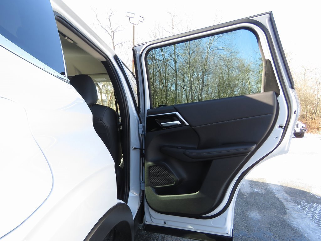 Used 2023 Mitsubishi Outlander SE image 15