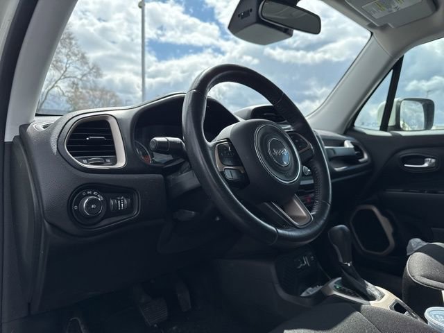 Used 2016 Jeep Renegade Latitude image 6