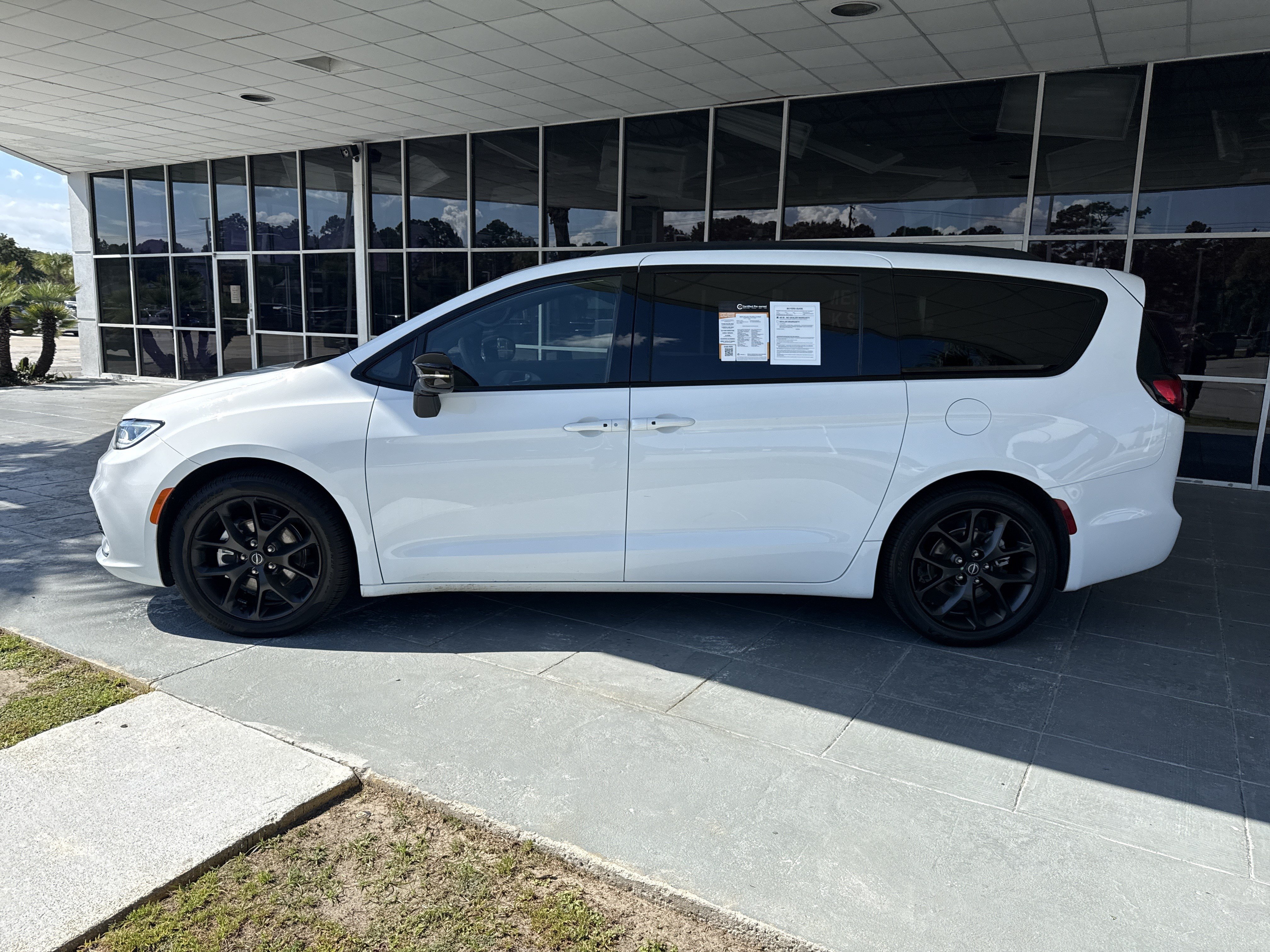 Used 2025 Chrysler Pacifica Limited FWD image 6